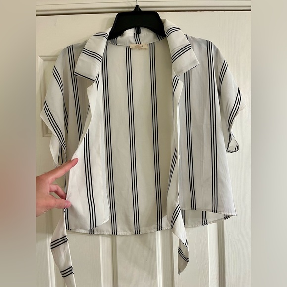 Striped Tie-able Short Sleeve Blouse - Picture 7 of 7